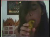 Hermosa Jovencita Latina Se Mete Un Platano!!